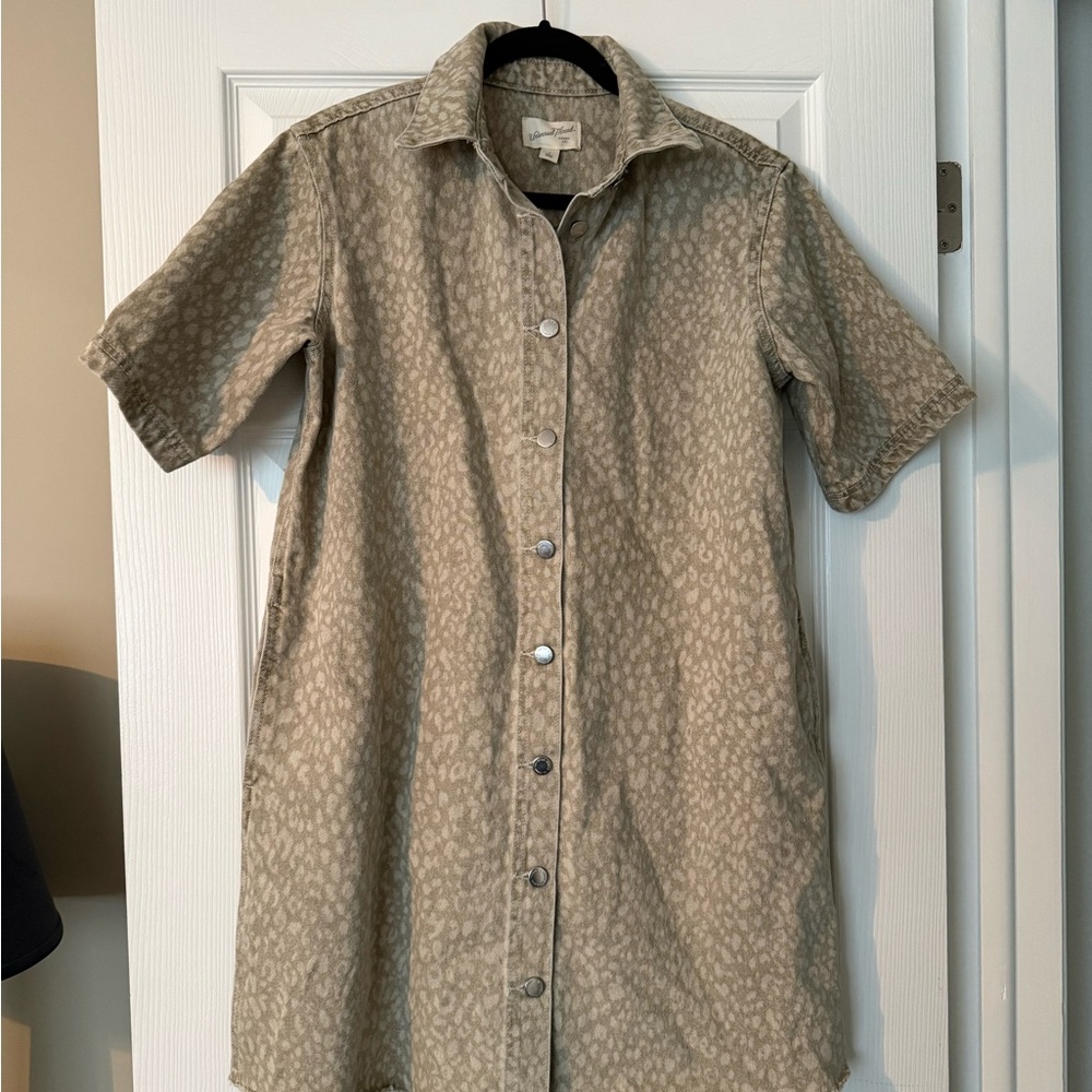 Universal Thread Tan Casual Button Down Shirt